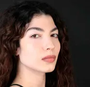 Cine este și câți ani are Alize Gördüm, actrița care joacă rolul Azra în serialul Minciuni de familie! Aceasta provine dintr-o familie de actori celebri